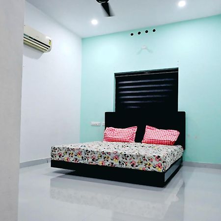 Апартаменти Elamkulam Penthouse - 3Bhk Ac With Kitchen - Kochi Chottanikara Екстер'єр фото