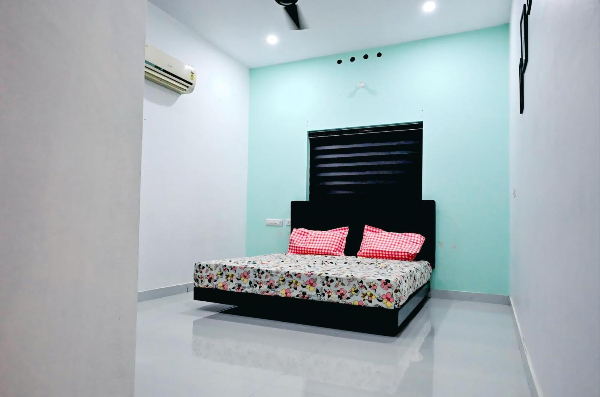 Апартаменти Elamkulam Penthouse - 3Bhk Ac With Kitchen - Kochi Chottanikara Екстер'єр фото