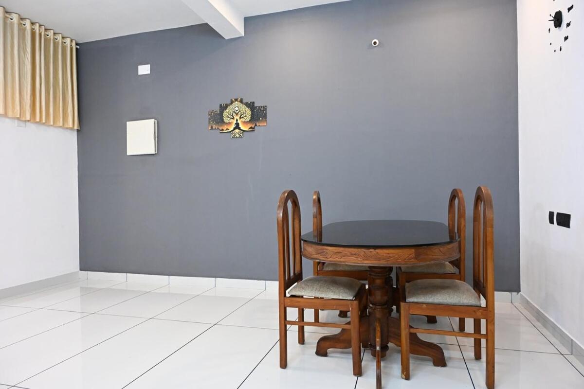 Апартаменти Elamkulam Penthouse - 3Bhk Ac With Kitchen - Kochi Chottanikara Екстер'єр фото