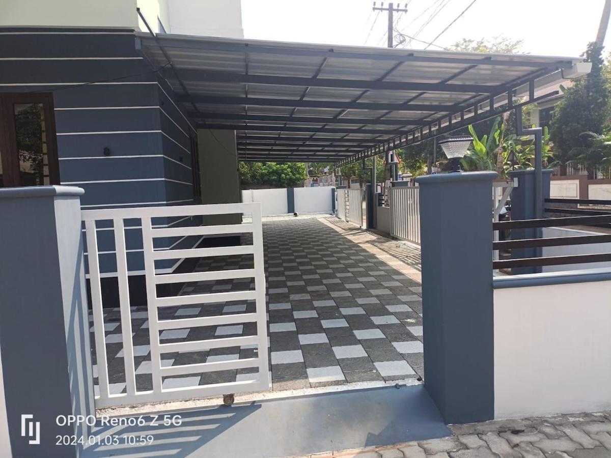 Апартаменти Elamkulam Penthouse - 3Bhk Ac With Kitchen - Kochi Chottanikara Екстер'єр фото