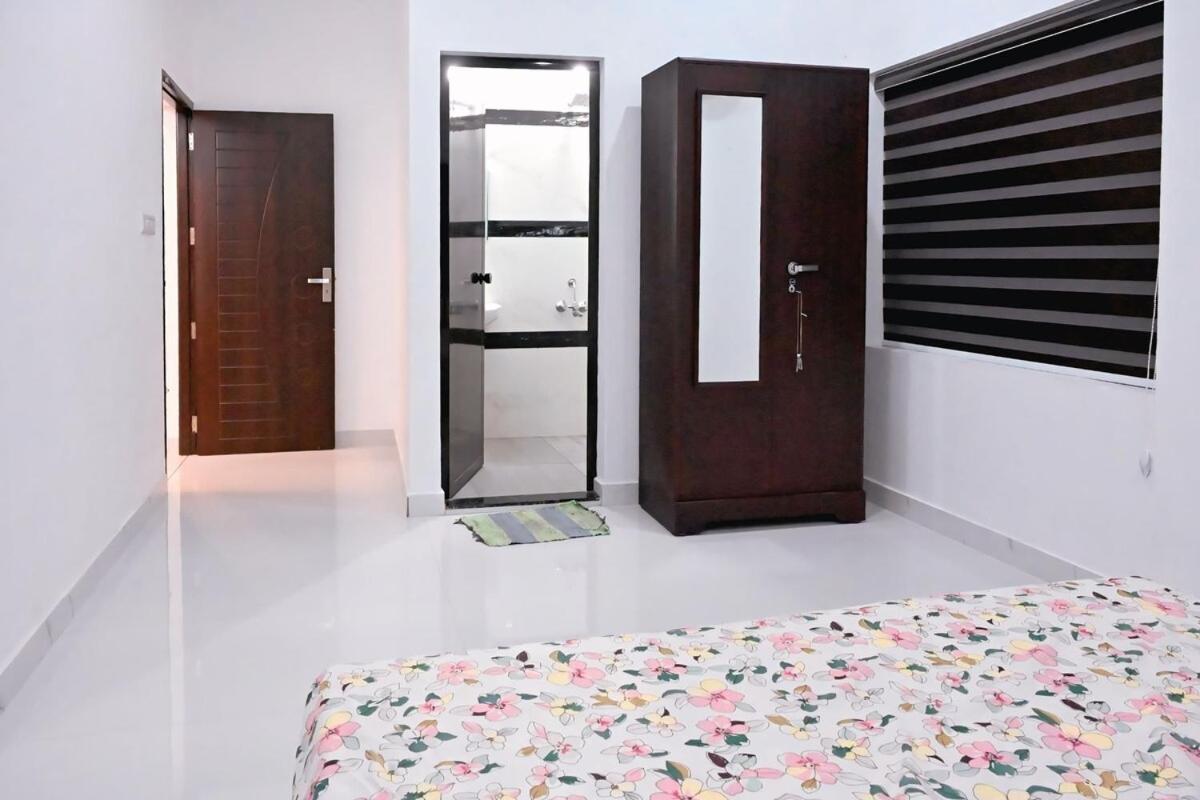 Апартаменти Elamkulam Penthouse - 3Bhk Ac With Kitchen - Kochi Chottanikara Екстер'єр фото